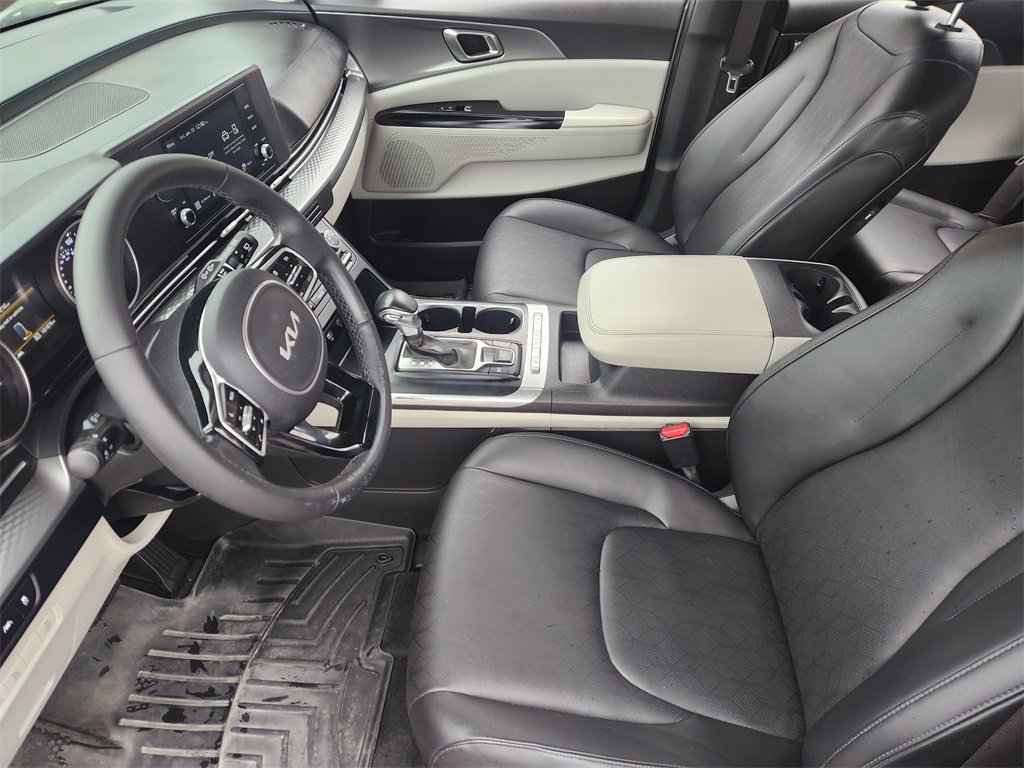 Used 2022 Kia Carnival LX image 9