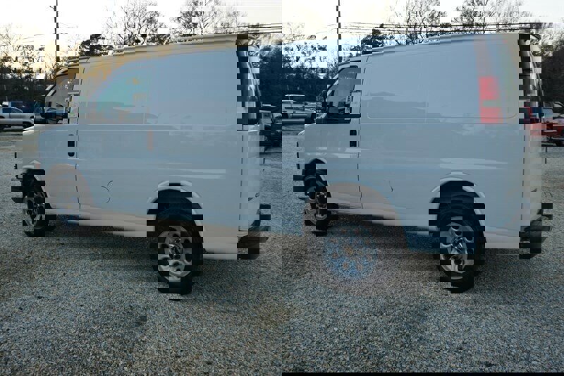 Used 2010 Chevrolet Express 1500 image 11