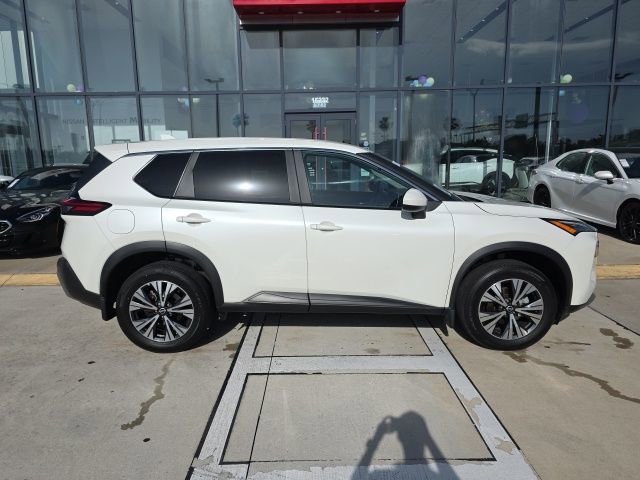 Used 2023 Nissan Rogue SV image 3