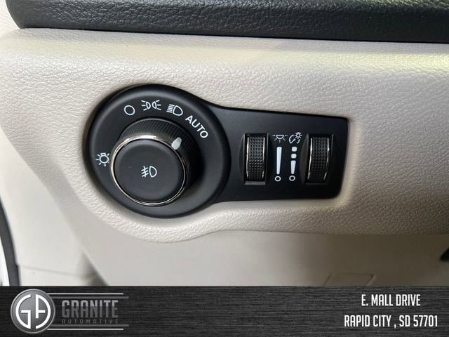 Used 2024 Chrysler Pacifica Select image 30