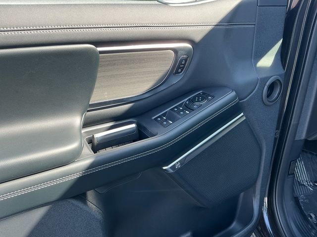 Used 2025 Ford Expedition Platinum image 11