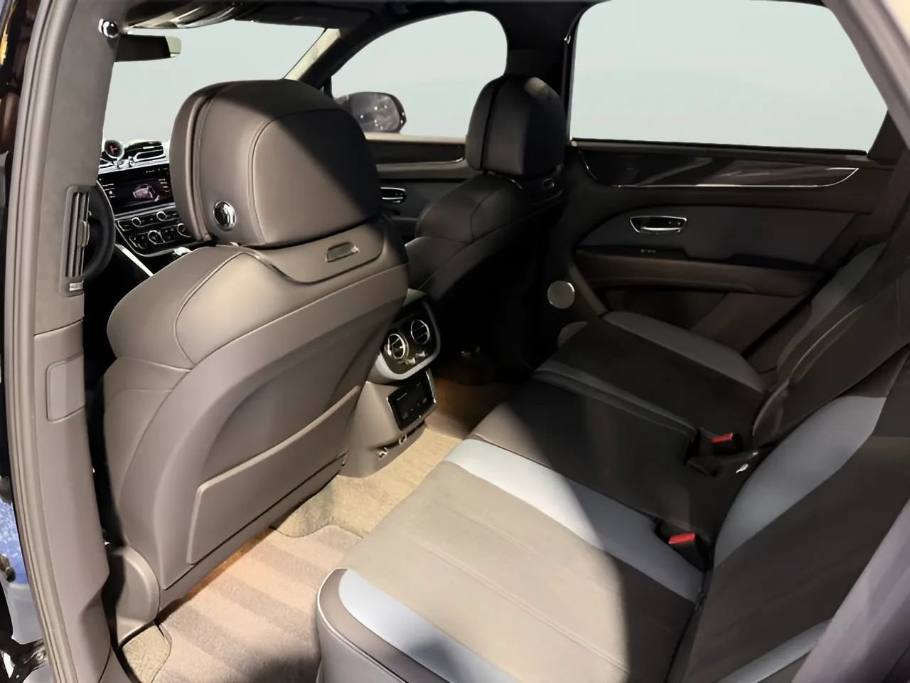 Used 2023 Bentley Bentayga AWD/4WD image 17