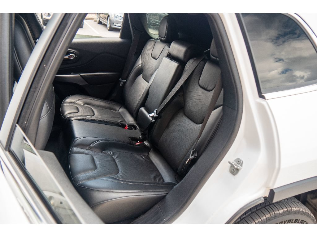 Used 2021 Jeep Cherokee Latitude Lux w/ Comfort/Convenience Group AWD/4WD image 19