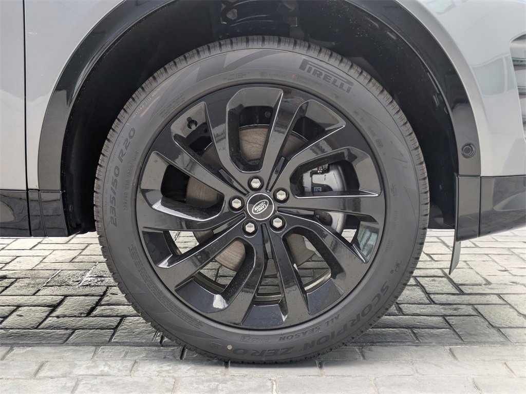 New 2025 Land Rover Discovery Sport Dynamic SE image 11