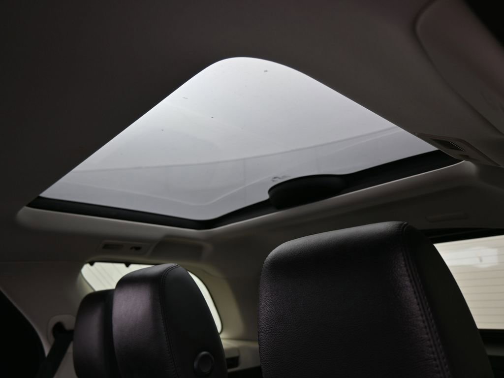 Used 2020 Land Rover Discovery SE image 32