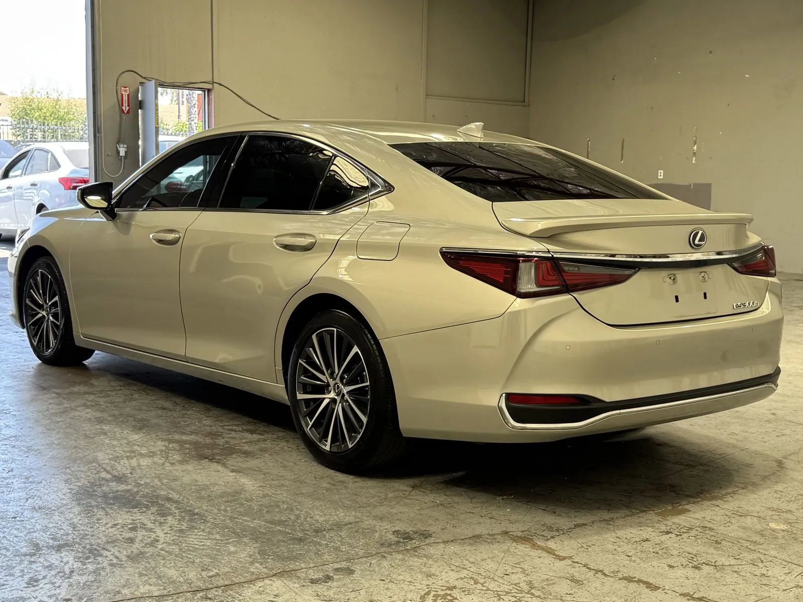 Used 2023 Lexus ES 300h w/ Premium Package image 2