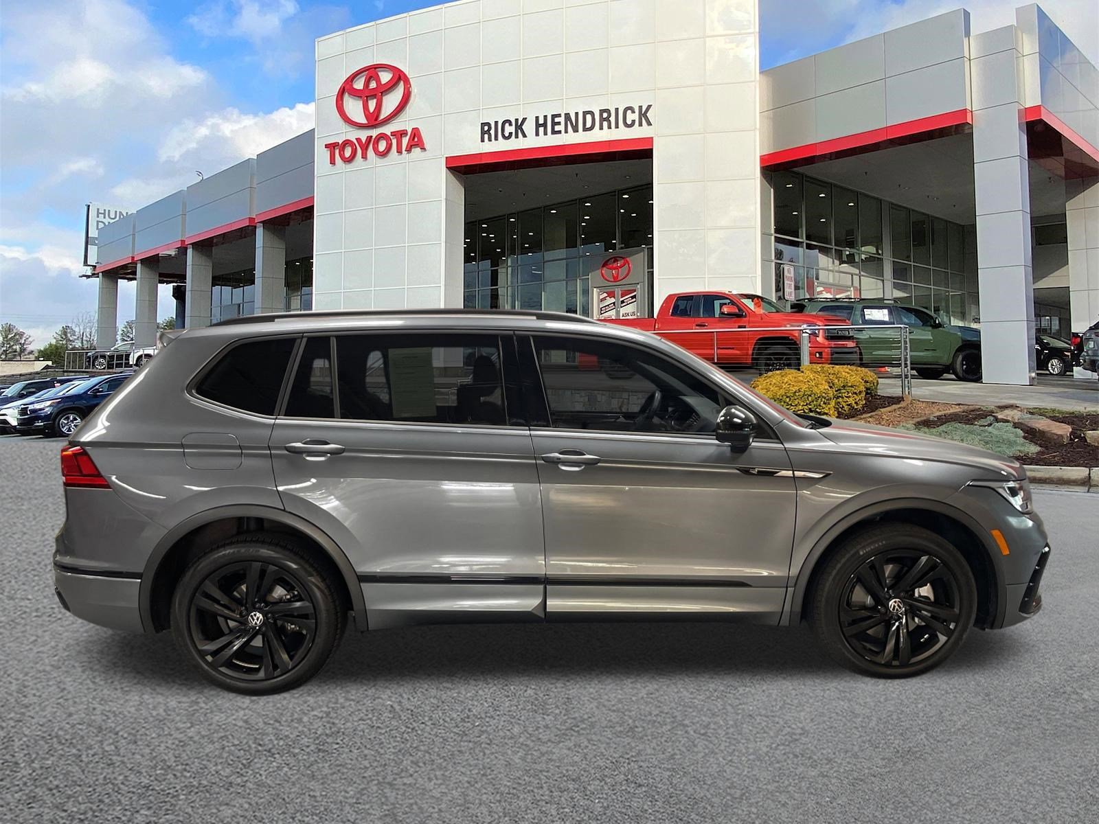 Used 2023 Volkswagen Tiguan SE R-Line FWD image 36
