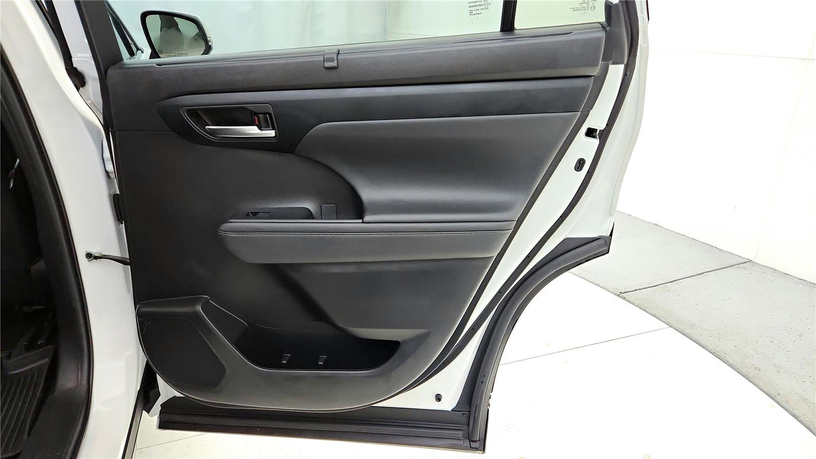 Certified 2022 Toyota Highlander XLE image 28