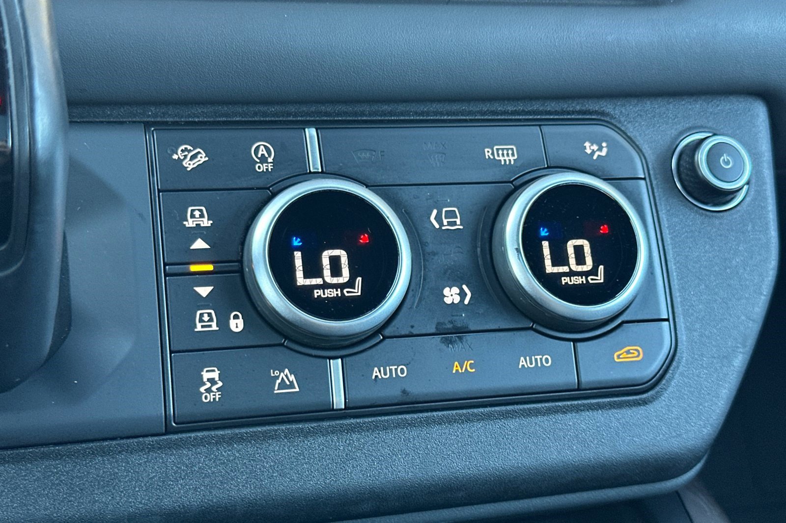 Used 2023 Land Rover Defender 130 X-Dynamic SE image 26