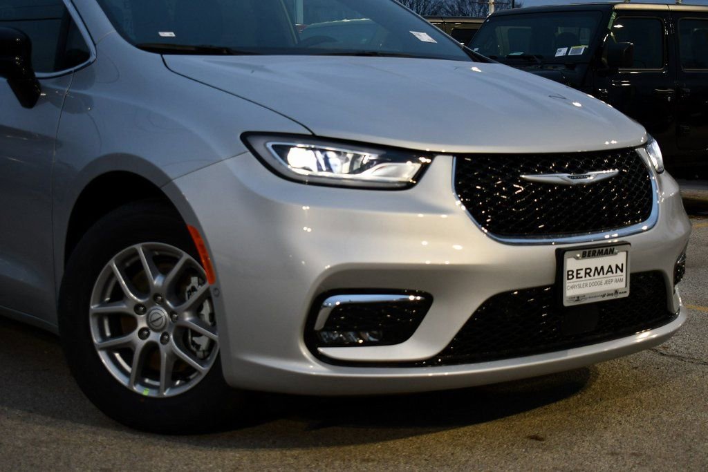 New 2026 Chrysler Pacifica Select image 2