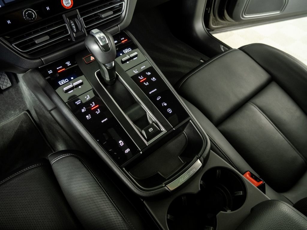 Certified 2024 Porsche Macan Turbo image 17