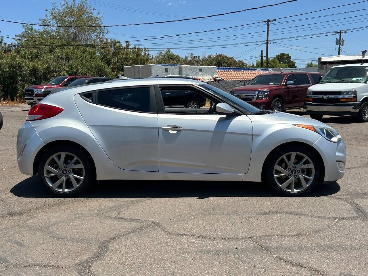Used 2017 Hyundai Veloster FWD image 2
