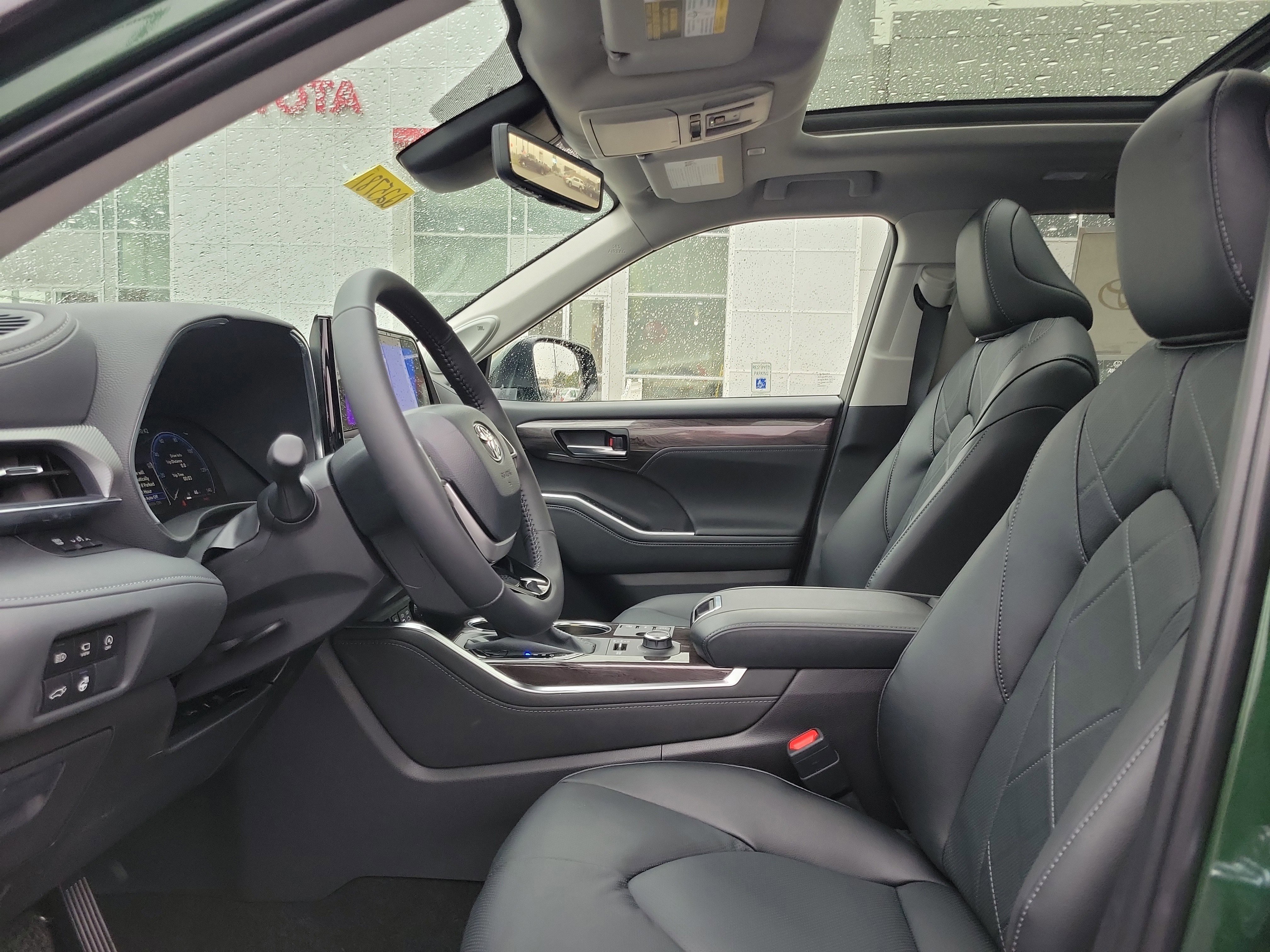New 2025 Toyota Highlander Platinum image 15