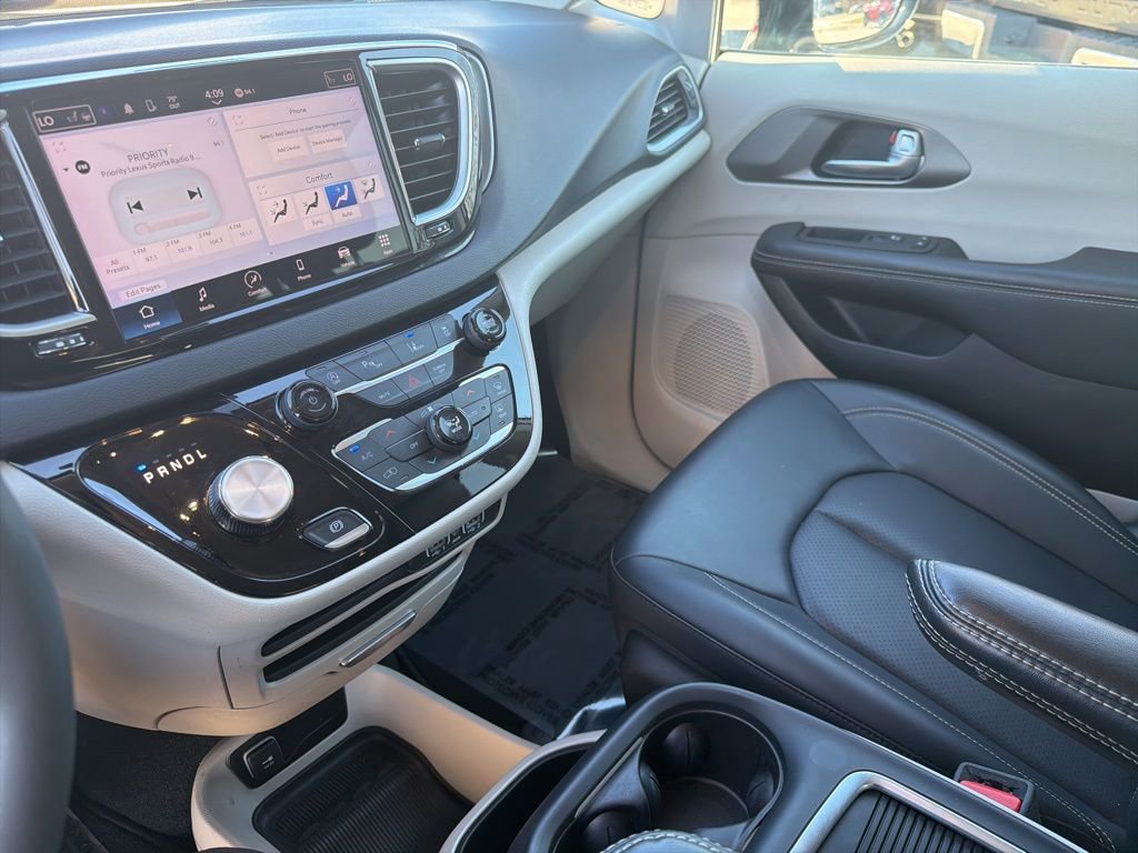 Used 2024 Chrysler Pacifica Touring-L image 20