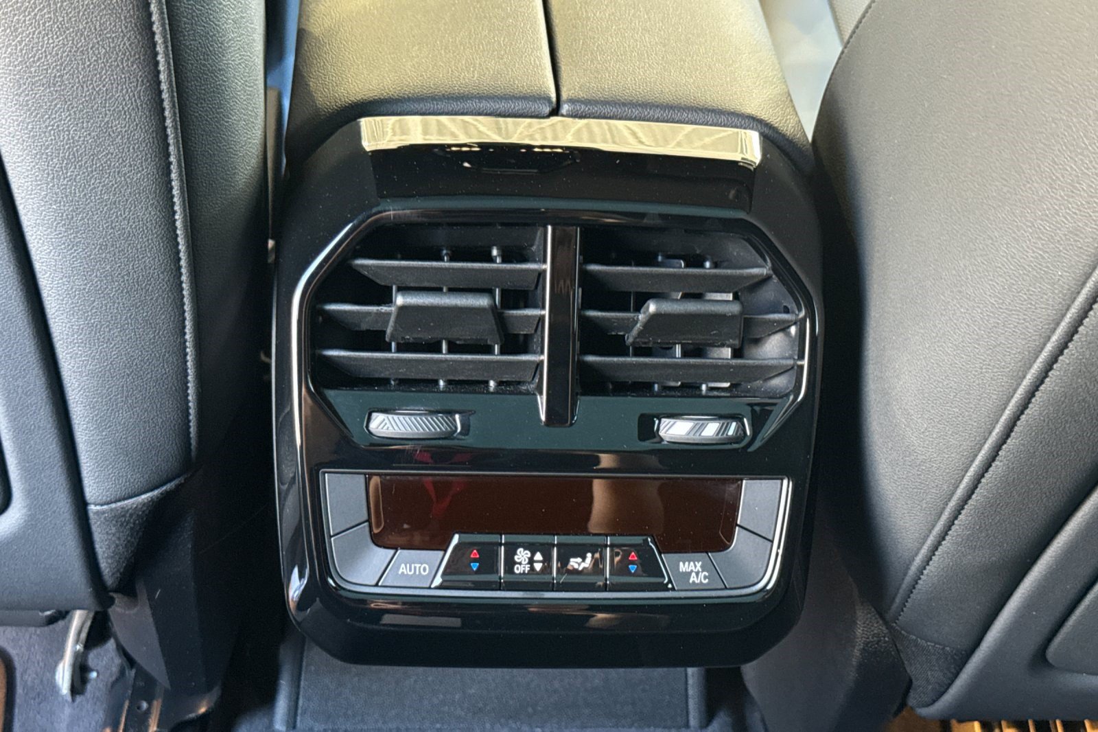 Used 2024 BMW iX xDrive50 w/ Sport Package AWD/4WD image 16