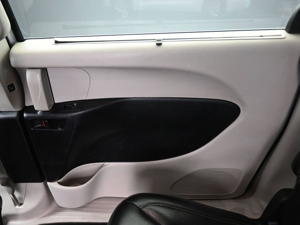 Used 2022 Chrysler Pacifica Touring-L image 36