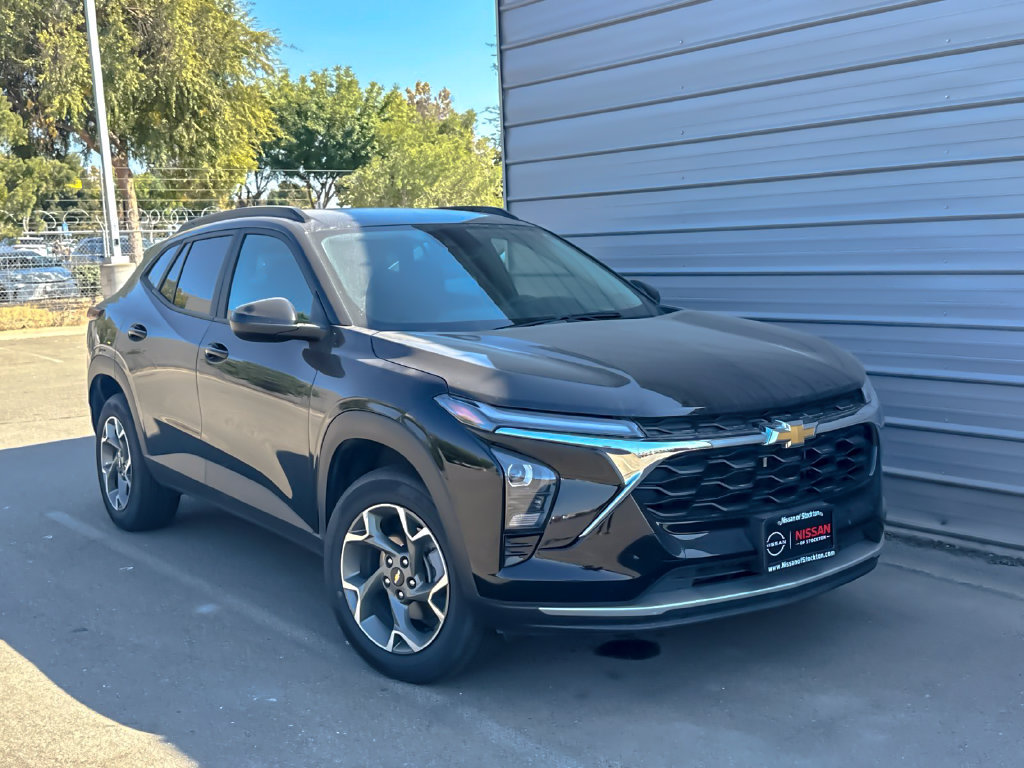 Used 2025 Chevrolet Trax LT FWD image 1