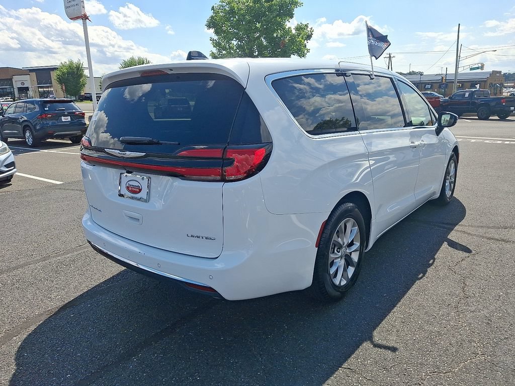 Used 2026 Chrysler Pacifica Limited FWD image 6