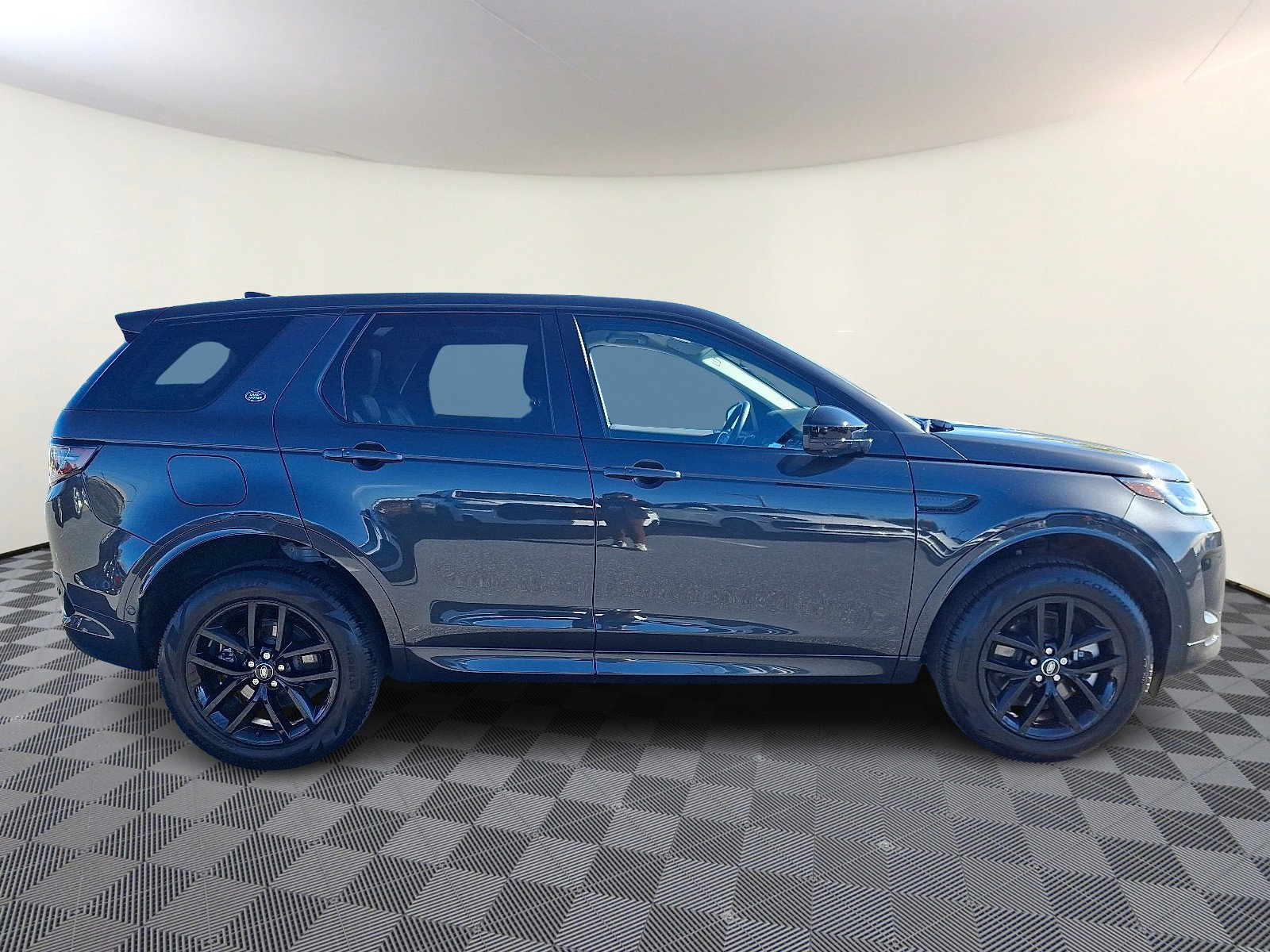 Used 2025 Land Rover Discovery Sport S image 6