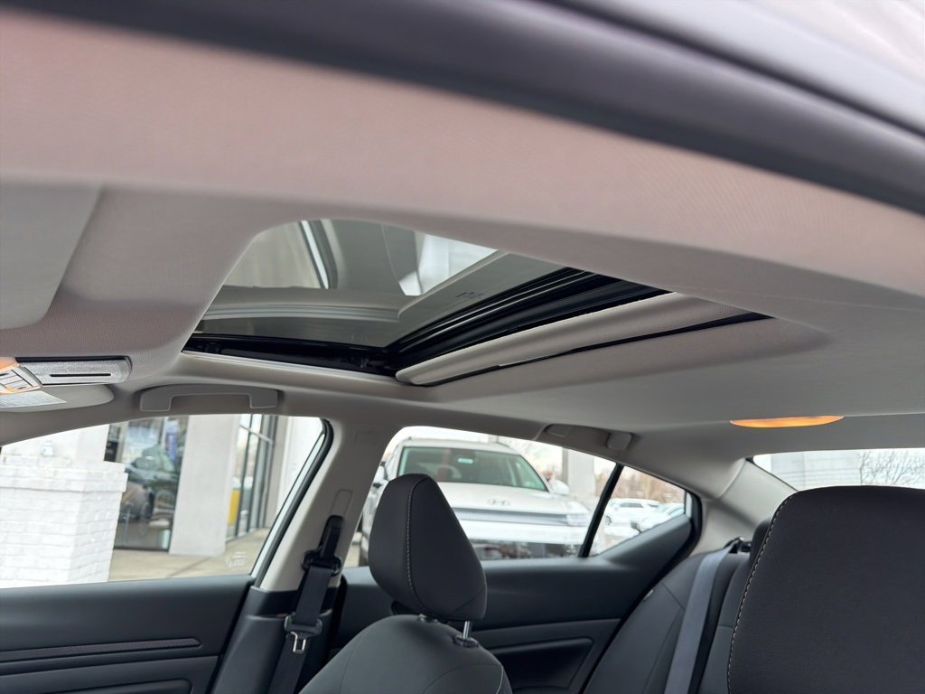 Used 2025 Nissan Altima 2.5 SV w/ SV Premium Package image 12