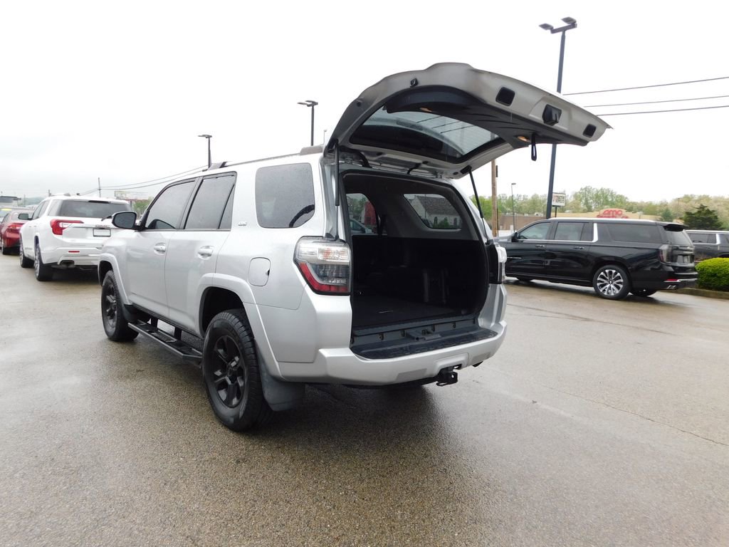 Used 2020 Toyota 4Runner SR5 AWD/4WD image 22