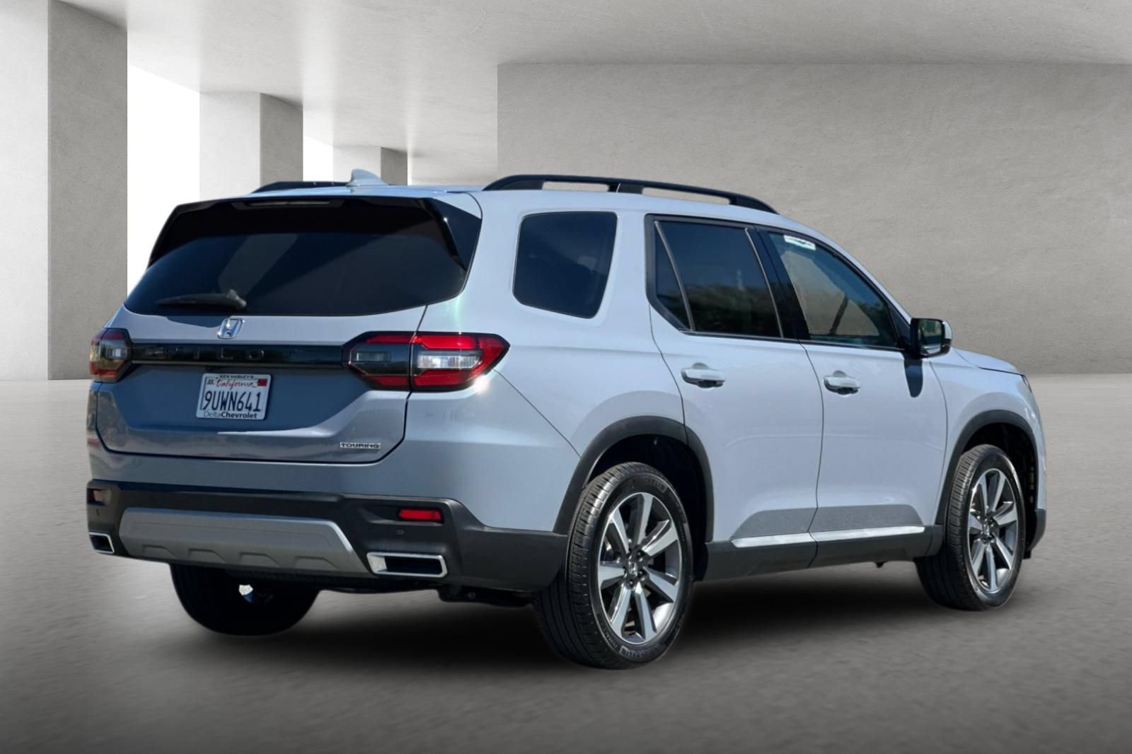 Used 2025 Honda Pilot Touring image 4