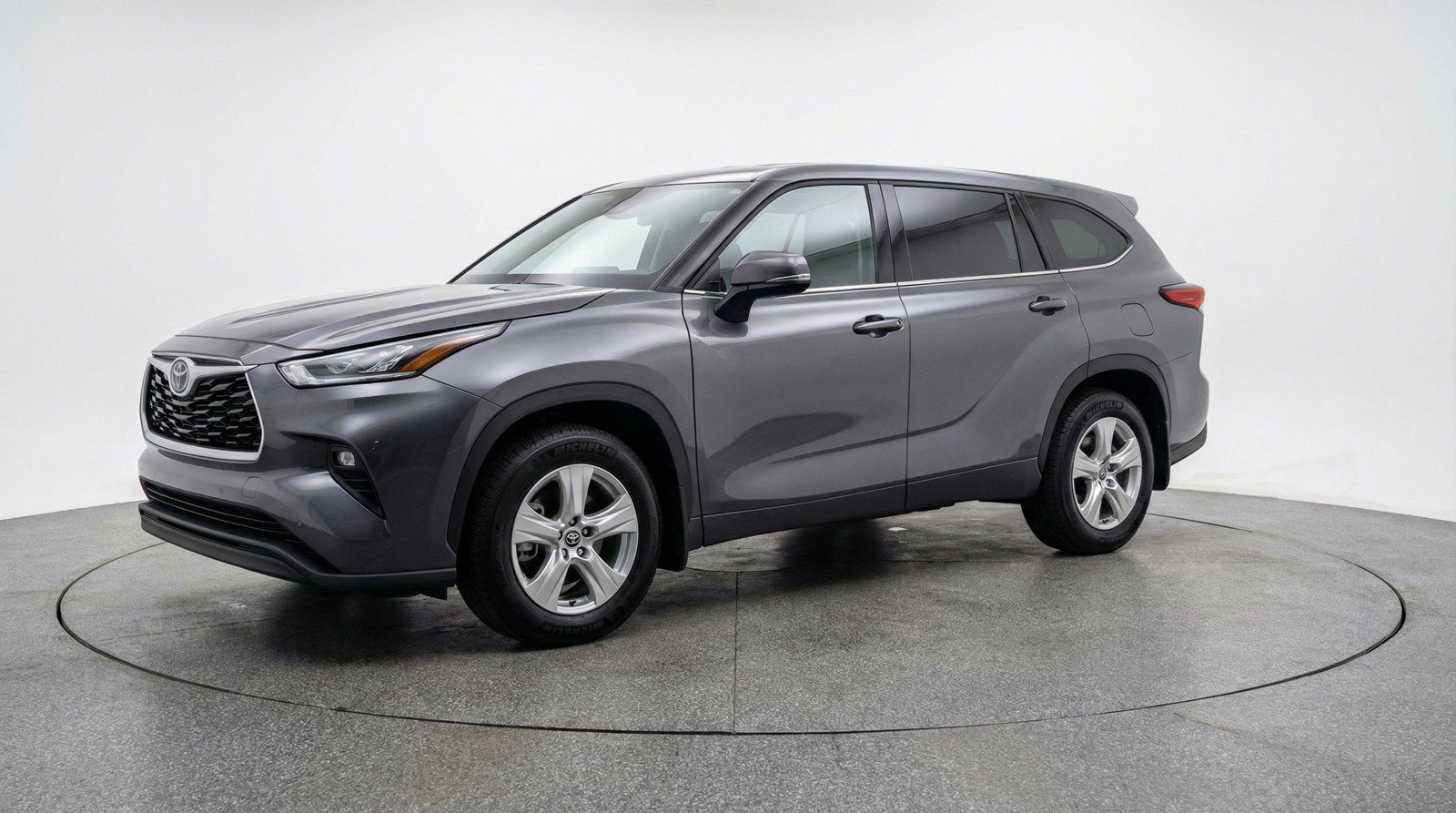 Used 2025 Toyota Highlander LE image 3