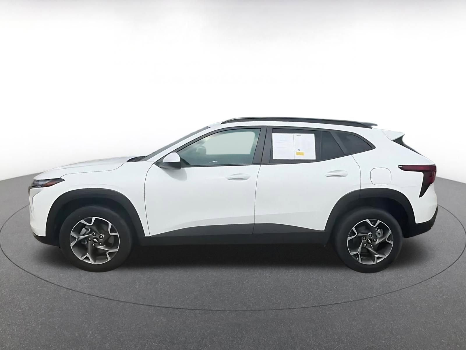 Used 2025 Chevrolet Trax LT FWD image 9
