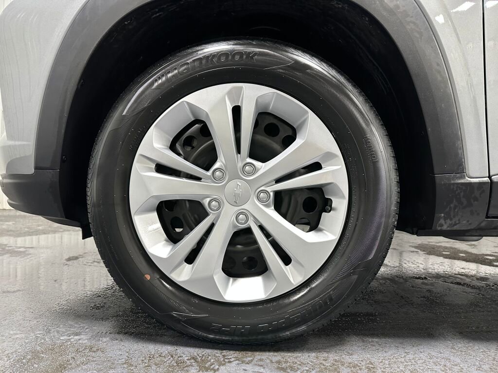 Used 2024 Chevrolet Trax LS w/ Driver Confidence Package image 5