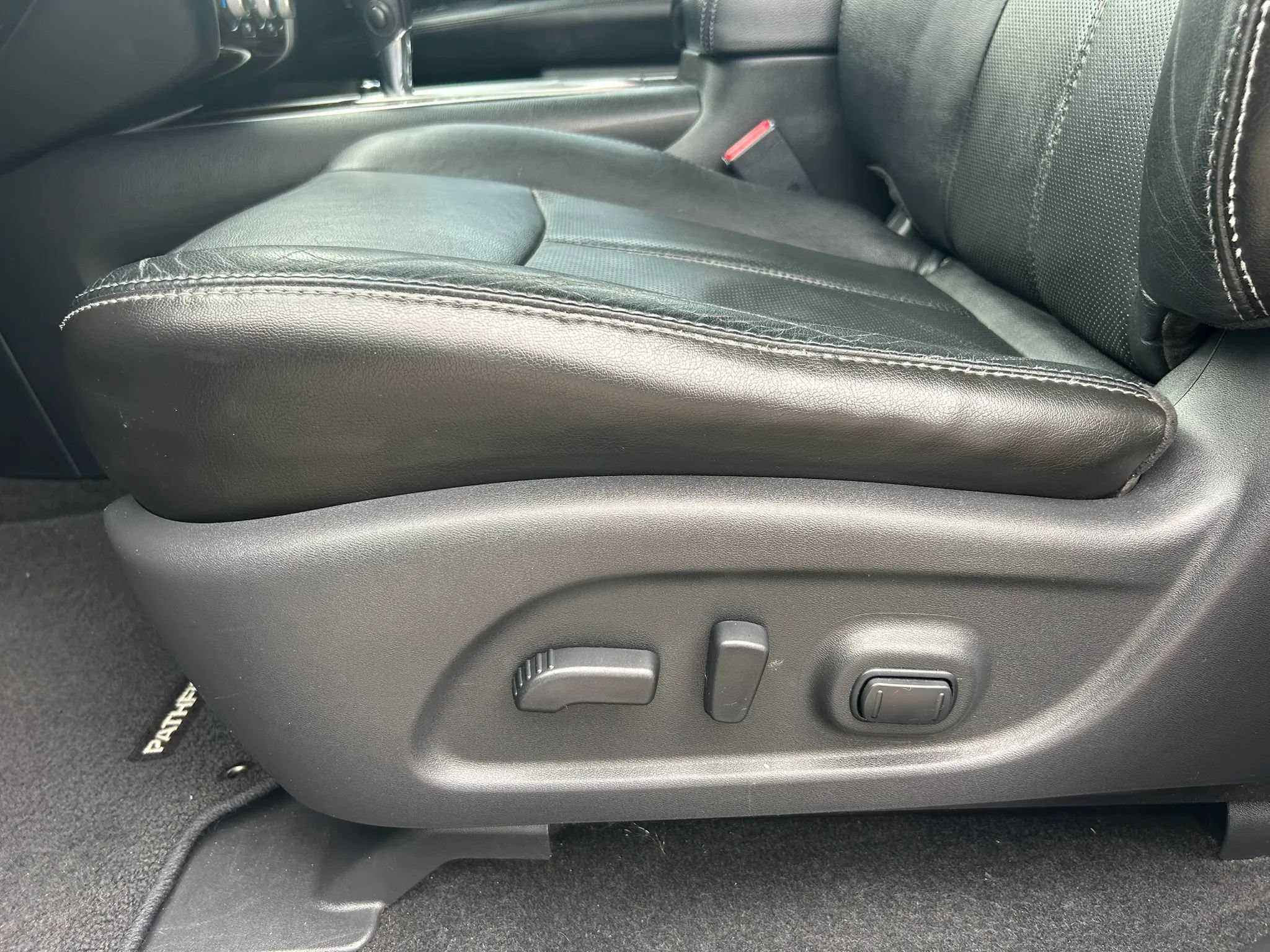 Used 2014 Nissan Pathfinder Platinum w/ Platinum Premium Package FWD image 45