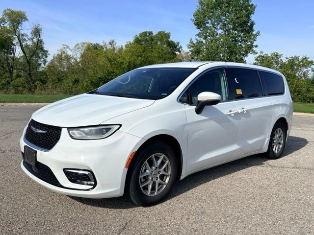 Used 2023 Chrysler Pacifica Touring-L FWD video 1