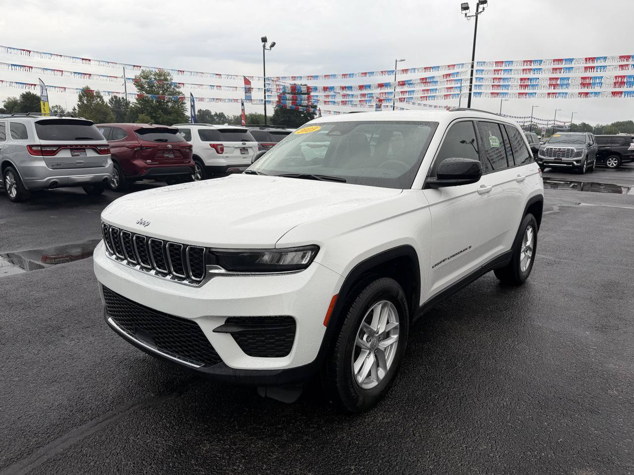 Used 2023 Jeep Grand Cherokee Laredo w/ Trailer Tow Prep Group (B) AWD/4WD image 9