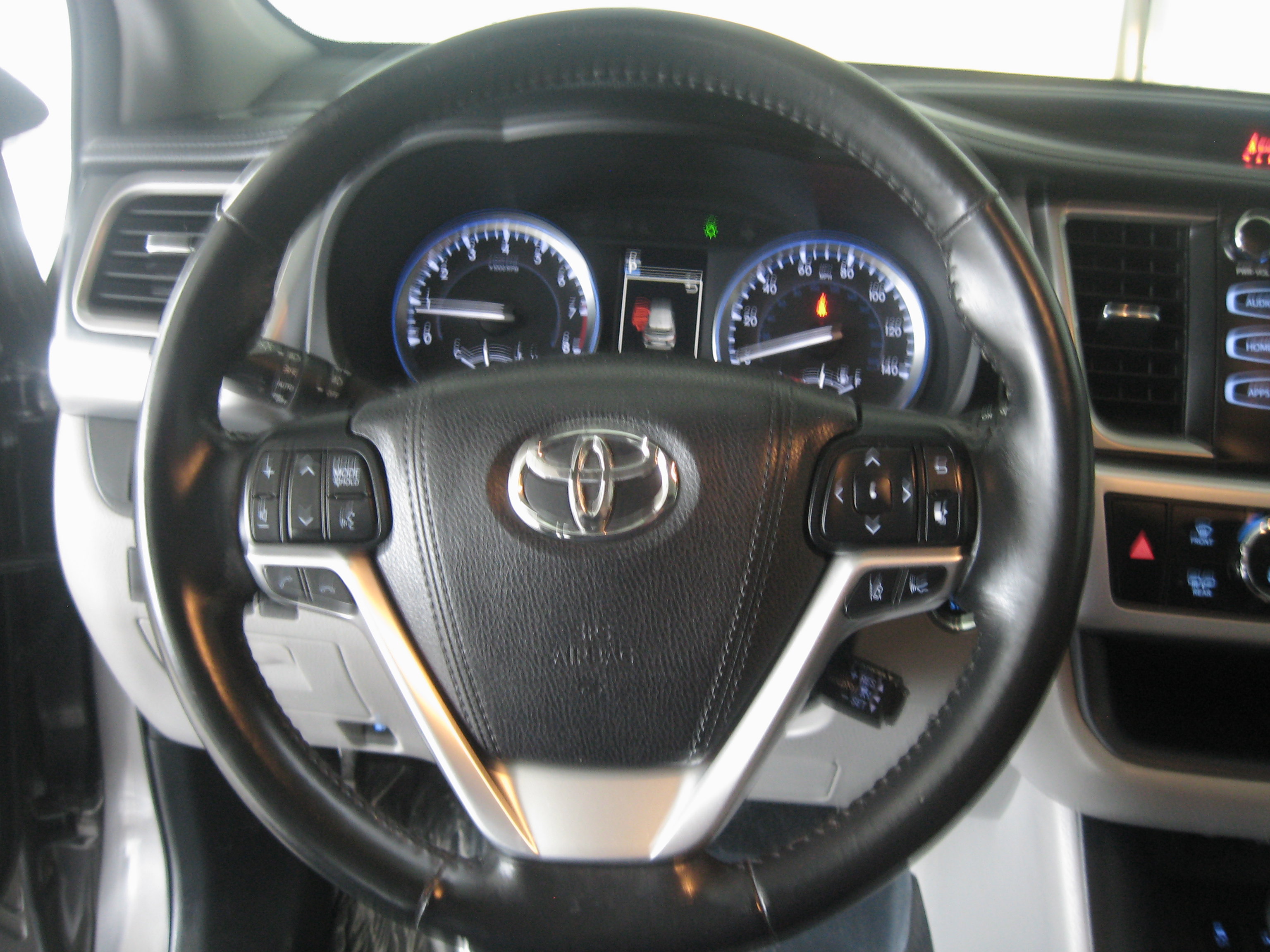 Used 2017 Toyota Highlander XLE image 16