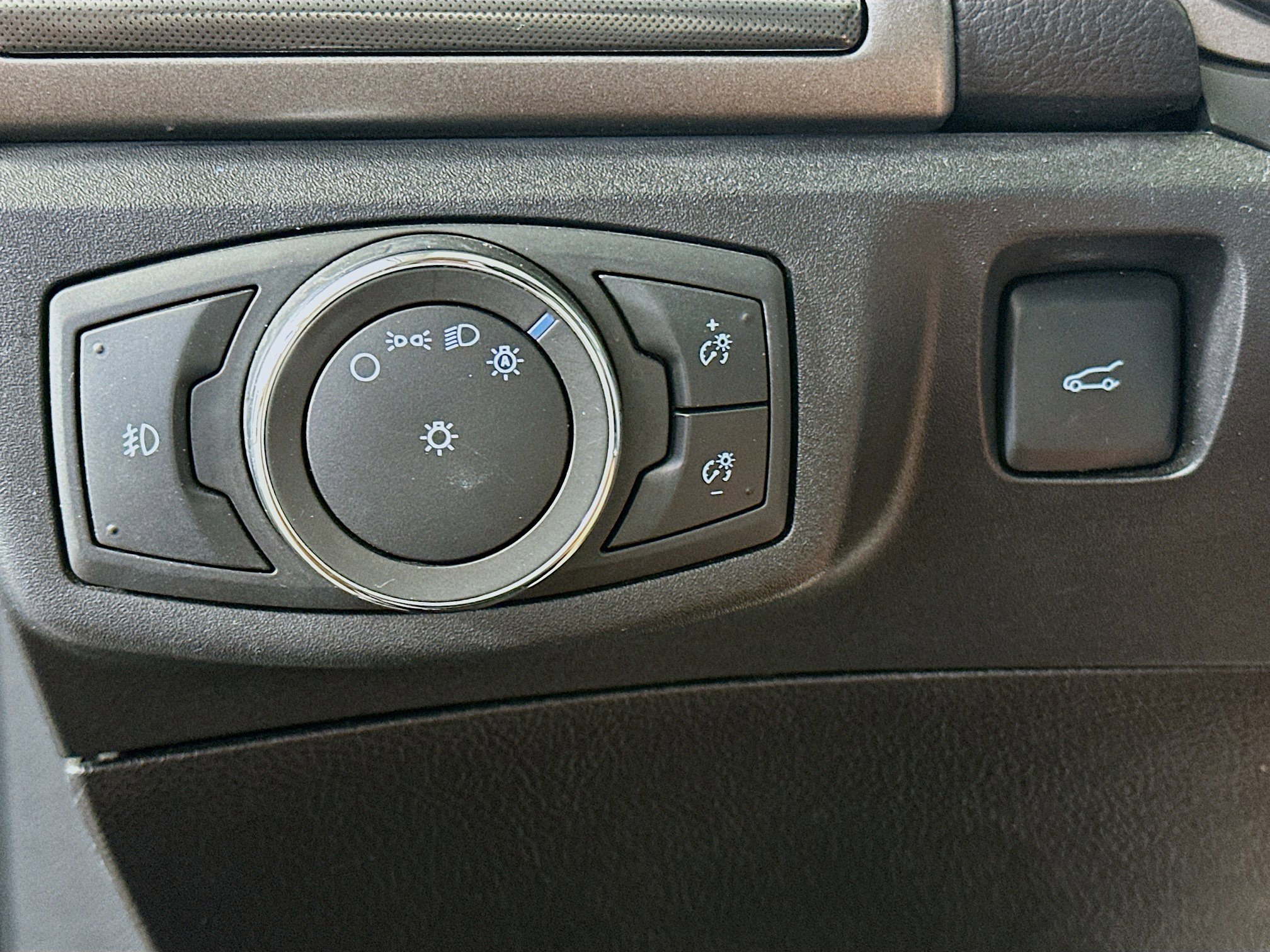 Used 2017 Ford Fusion SE w/ Equipment Group 601A FWD image 16