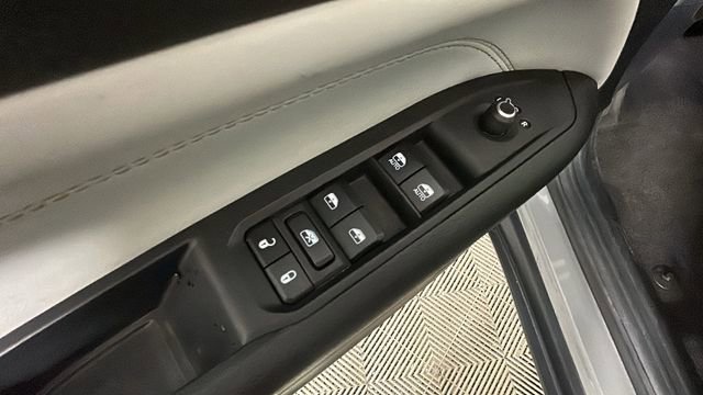 Used 2023 Jeep Compass Limited w/ Sun and Sound Group AWD/4WD image 11