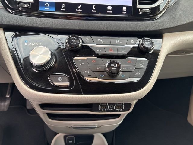Used 2024 Chrysler Pacifica Touring-L FWD image 24