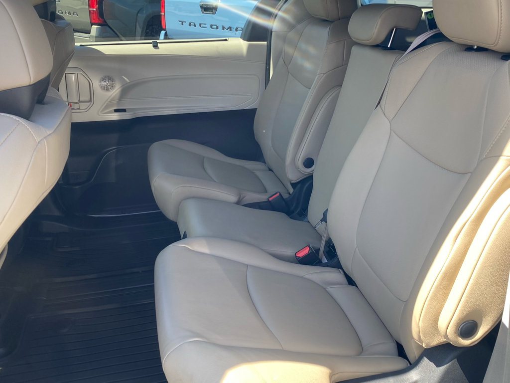 Used 2024 Toyota Sienna XLE image 6