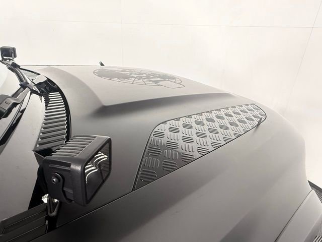 Used 2023 Land Rover Defender 130 SE image 24