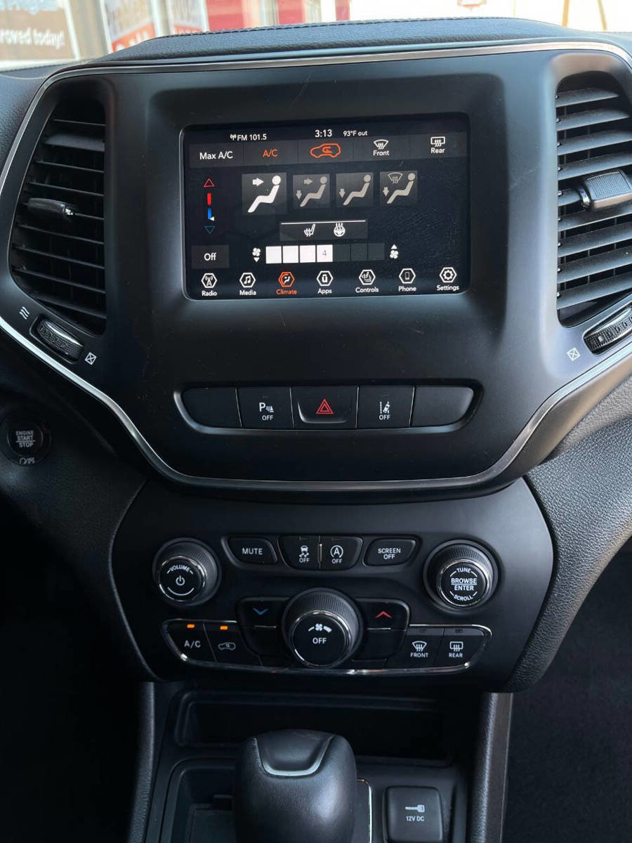 Used 2021 Jeep Cherokee Latitude Plus w/ Mopar Interior Package image 7