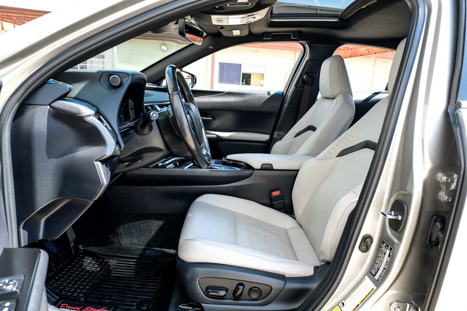 Used 2019 Lexus UX 200 image 4