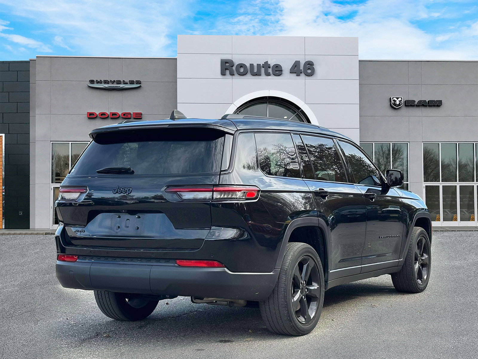 Used 2023 Jeep Grand Cherokee L Laredo image 5