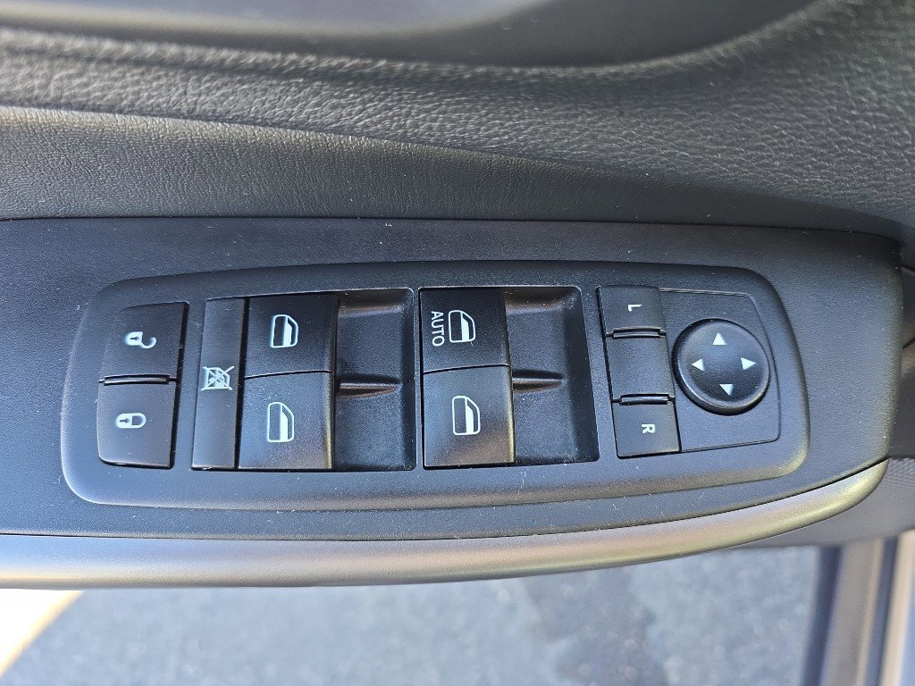 Used 2019 Jeep Cherokee Latitude w/ Cold Weather Group image 11