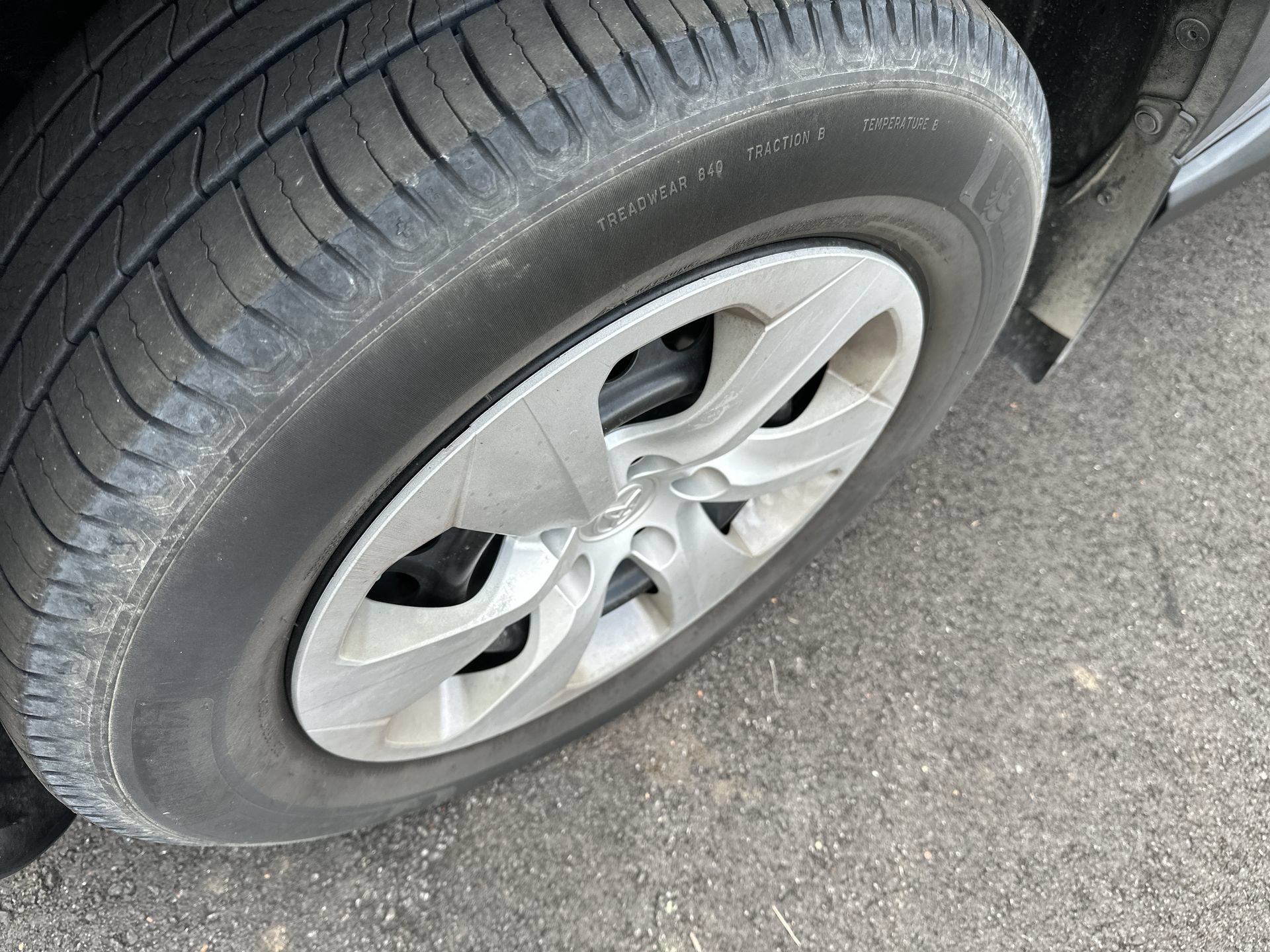 Used 2019 Toyota RAV4 LE FWD image 26