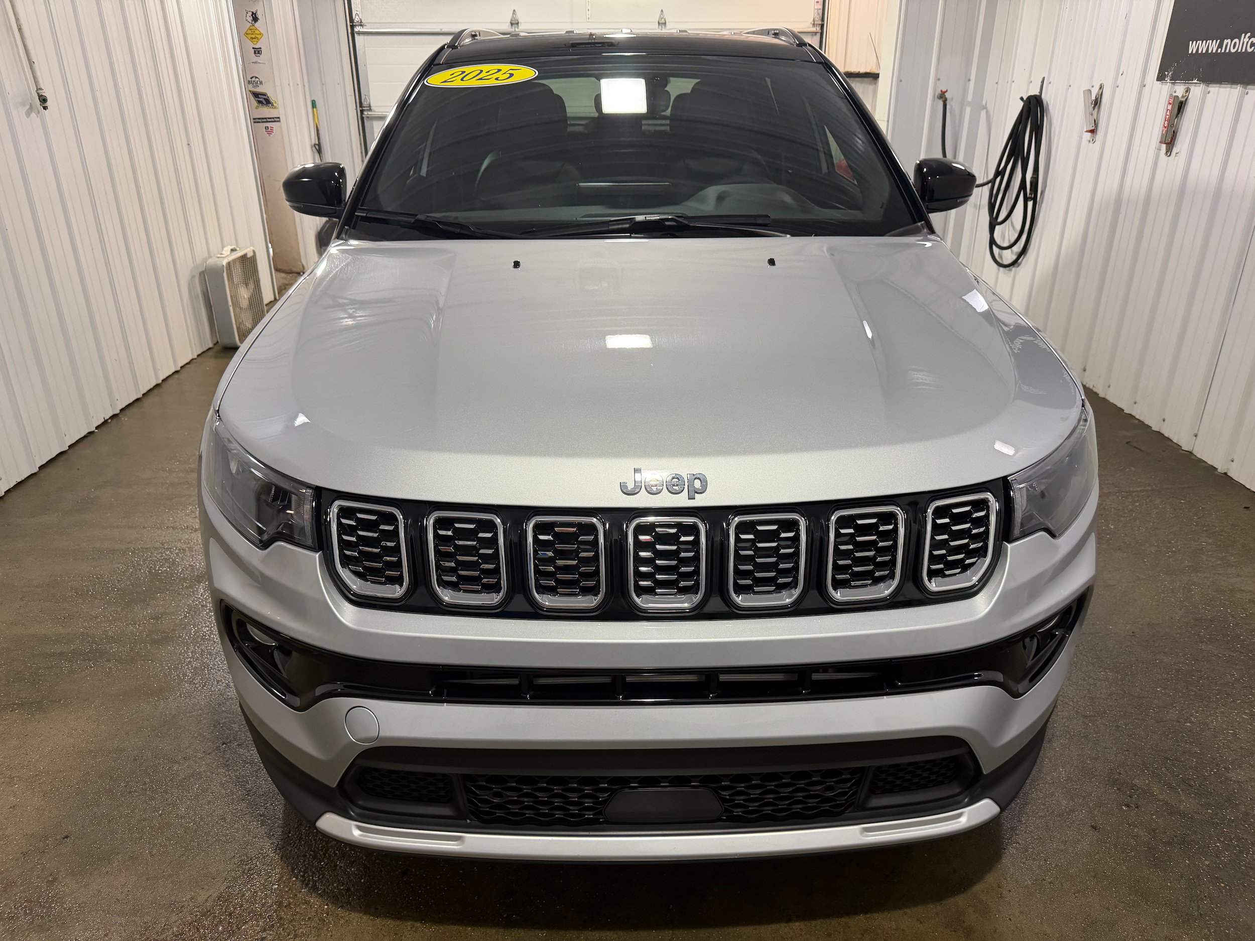 Used 2025 Jeep Compass Limited AWD/4WD image 3