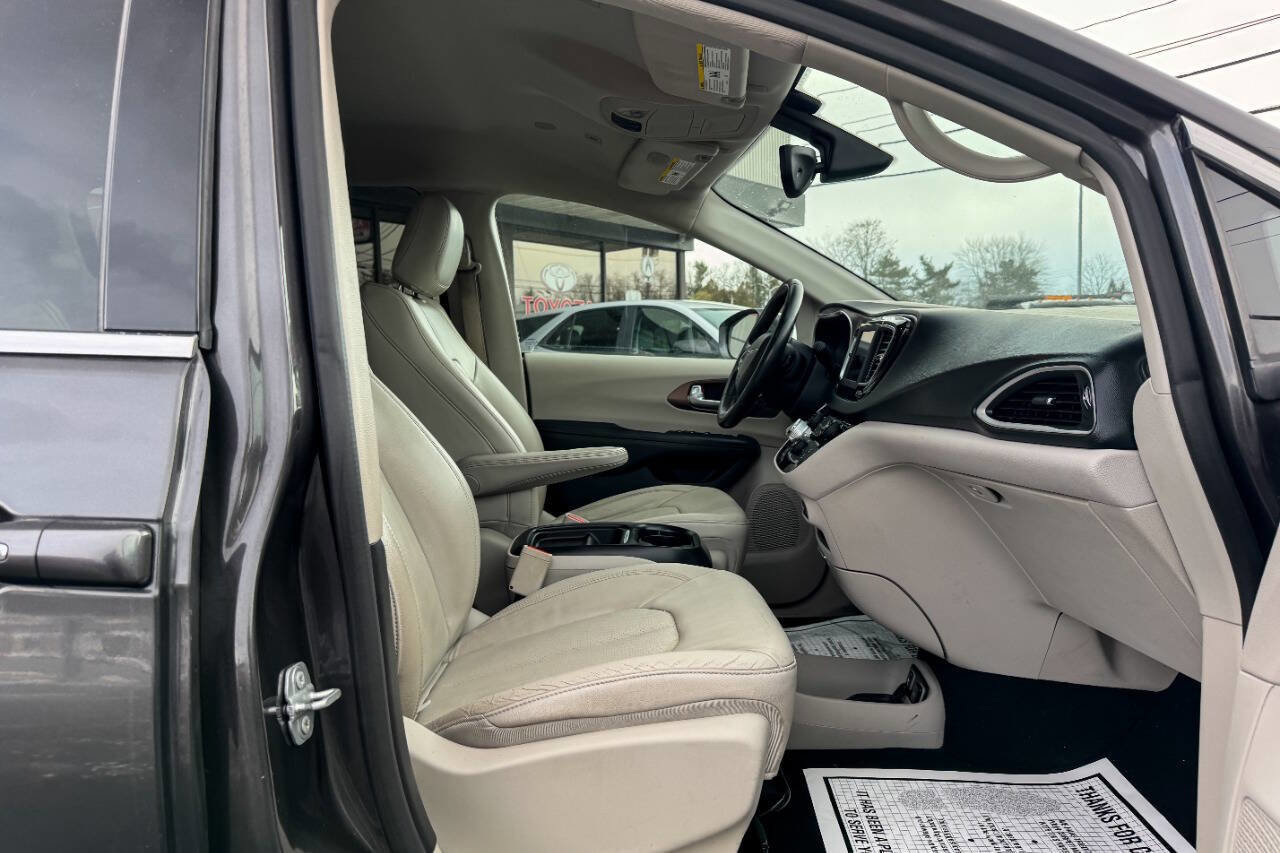 Used 2019 Chrysler Pacifica Touring-L image 11