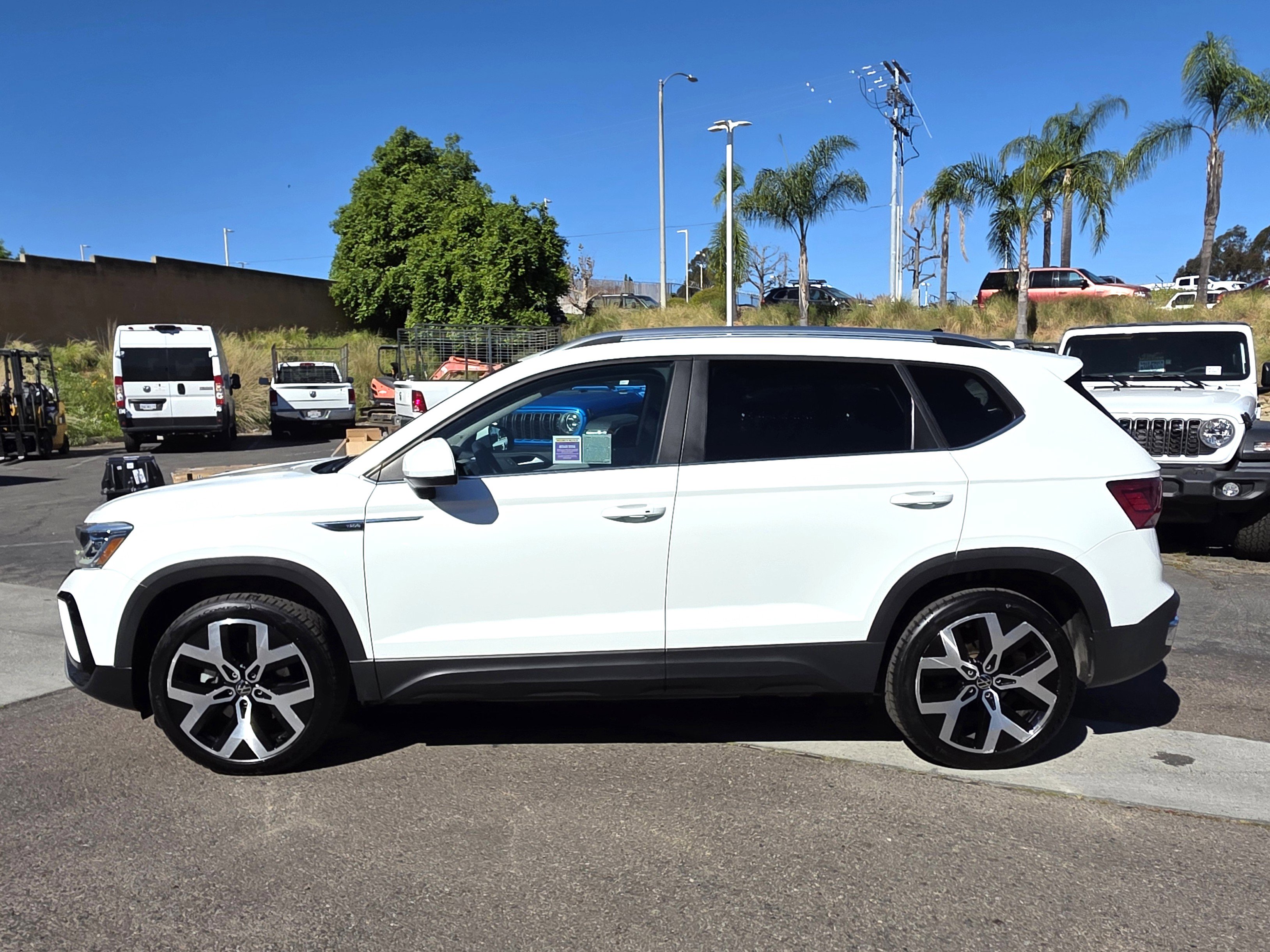 Used 2023 Volkswagen Taos SEL image 2