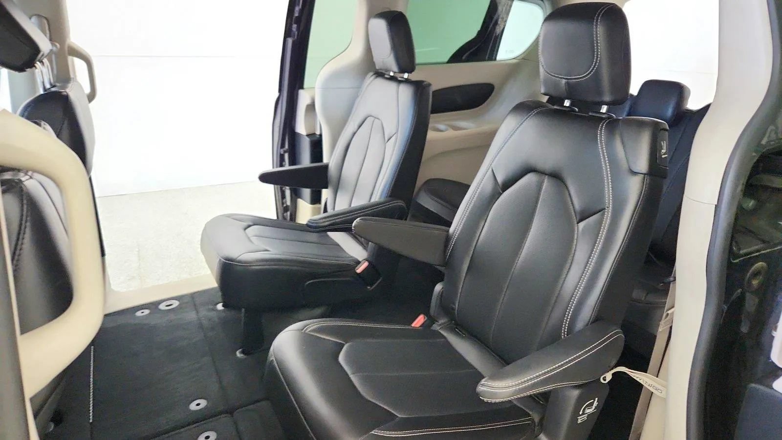 Used 2023 Chrysler Pacifica Touring-L FWD image 24