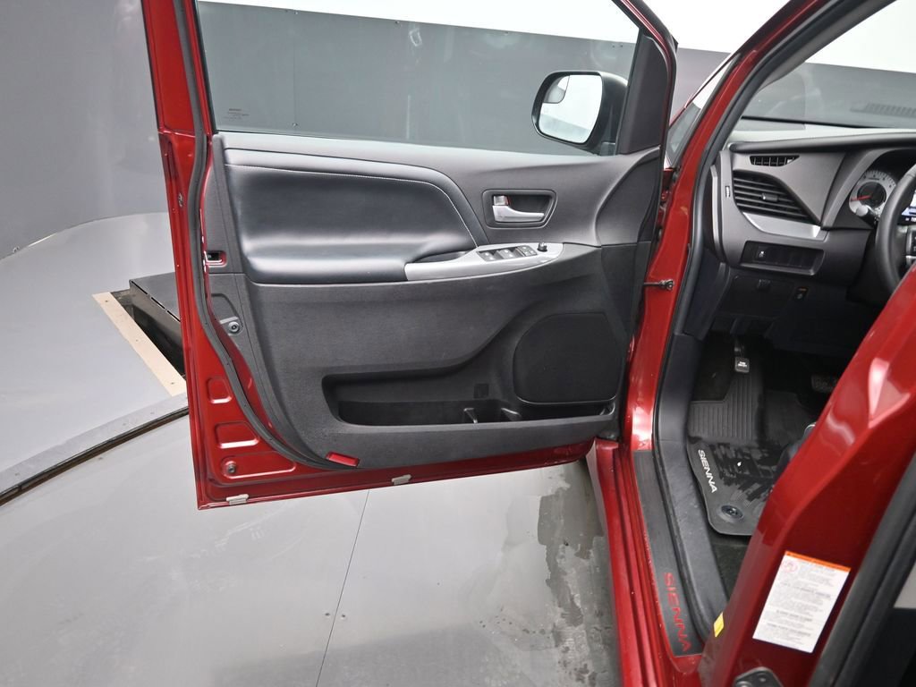 Used 2015 Toyota Sienna SE image 13