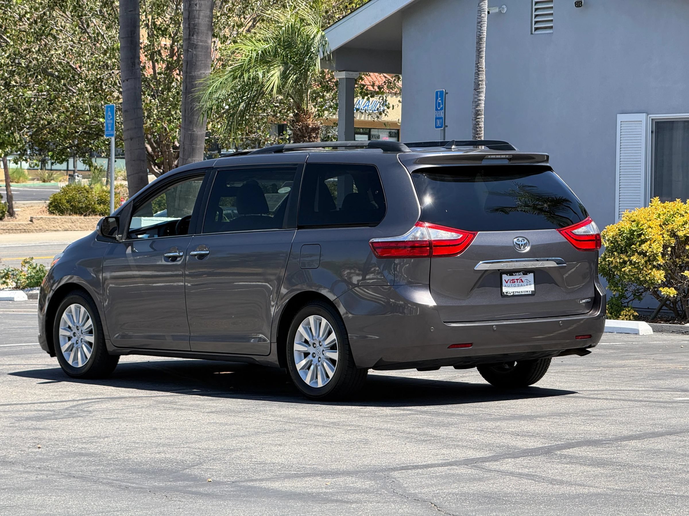 Used 2015 Toyota Sienna Limited FWD image 3
