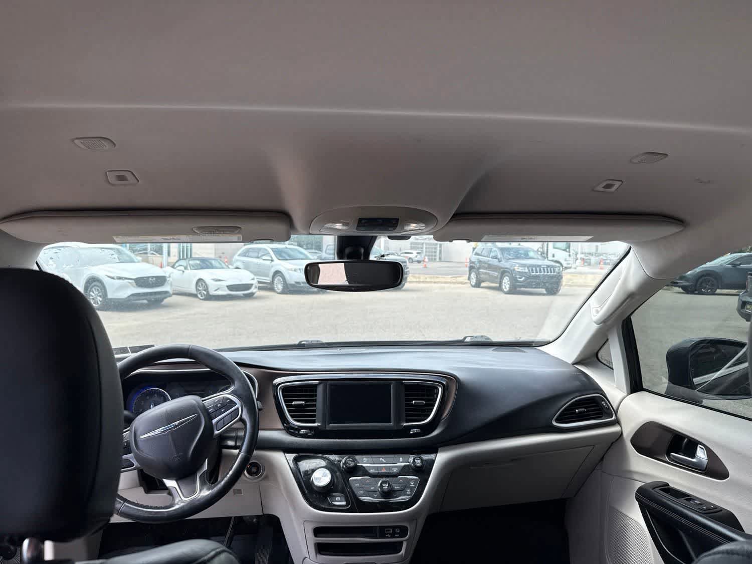 Used 2019 Chrysler Pacifica Touring-L FWD image 17